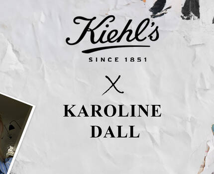 Billede med Kiehl's logo og samarbejde med Karoline Dall, der viser forskellige skønhedsprodukter og ansigtstraek, inklusiv en applet og et produkt på en hylde.
