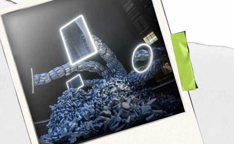 En bunke stablede genstande danner abstrakte former, oplyst af glødende omrids af et udråbstegn og en cirkel.