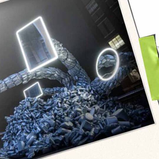 En bunke stablede genstande danner abstrakte former, oplyst af glødende omrids af et udråbstegn og en cirkel.