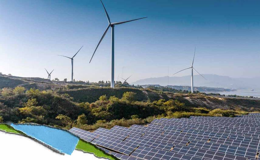 Et naturskønt landskab med solpaneler i forgrunden og vindmøller i baggrunden, der viser vedvarende energikilder.