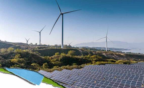 Et naturskønt landskab med solpaneler i forgrunden og vindmøller i baggrunden, der viser vedvarende energikilder.