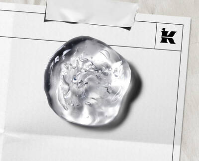 Close-up af en klar, tekstureret hudplejegeldråbe på et laboratoriedokument, med Kiehls ikoniske "K"-logo, der illustrerer maerkets kliniske tilgang til formeludvikling.
