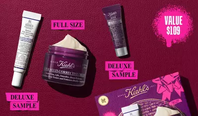 En grafik, sat mod en mørkerød tekstureret baggrund, viser tre Kiehl’s produkter og en gaveaeske. En hvid og lilla tube med "Kiehl's Retinol Skin-Renewing Daily Micro-Dose Serum" er maerket "DELUXE SAMPLE" med lys pink skrift. En lilla krukke med "Kiehl's Super Multi-Corrective Cream" med synlig creme er maerket "FULL SIZE" med lys pink skrift. En lille lilla tube med "Kiehl's Super Multi-Corrective Eye Zone Treatment" er maerket "DELUXE SAMPLE" med lys pink skrift. I nederste højre hjørne er en lilla Kiehl’s gaveaeske, der viser de samme tre produkter, synlig, dekoreret med lyse pink grafiske malingspletter.