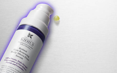 Billede af hudplejeprodukter fra Kiehl's, herunder en creme, serum og solbeskyttelse, praesenteret på en metaloverflade.