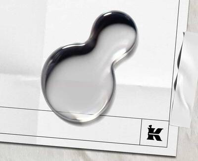 To vanddråber på et blankt stykke papir med et sort "K"-logo og et stykke tape øverst.