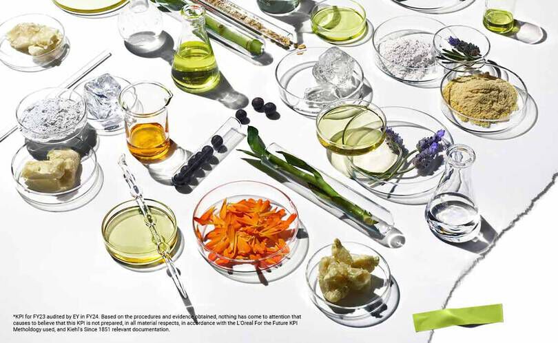 Et levende udvalg af plantebaserede ingredienser, olier og pulvere i glasbeholdere, der viser naturens skønhed og baeredygtighed.