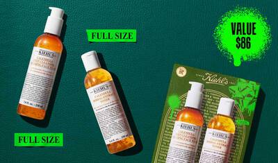 En grafik, sat mod en mørkegrøn tekstureret baggrund, viser to fuldstørrelsesflasker: "Kiehl's Calendula Deep Cleansing Foaming Face Wash" og "Kiehl's Calendula Herbal-Extract Toner", begge med klar emballage og ravfarvet vaeske. Hver flaske er maerket "FULL SIZE" med lys grøn tekst. Til højre viser en grøn og guld Kiehl's gaveaeske de samme to produkter. I øverste højre hjørne indeholder en lys grøn malingsplet teksten.