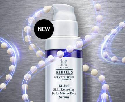 Billede af en flaske Kiehl's Retinol Skin-Renewing Daily Micro-Dose Serum, med en metallisk baggrund og en ny produktsymbol.