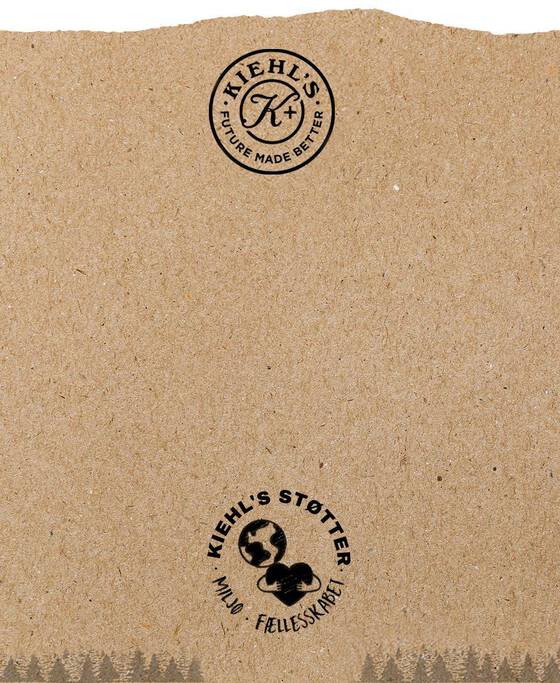 Alt tekst: To logoer fra Kiehl's på en tekstureret brun baggrund, med traeelementer i bunden.