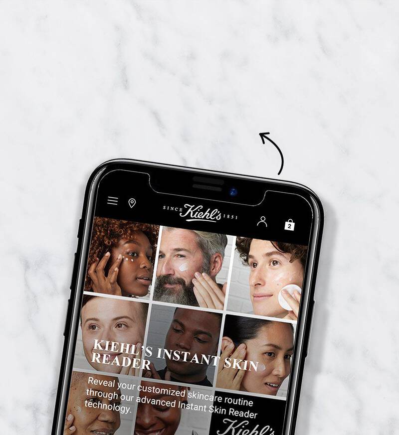 Alt tekst: En mobiltelefon viser en webside med ansigtstraek og en QR-kode, der opfordrer brugeren til at analysere deres hud.