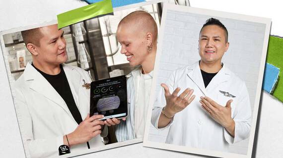 To professionelle i laboratoriekjoler fremviser et digitalt apparat og diskuterer dets funktioner mod en lys, stilfuld baggrund.