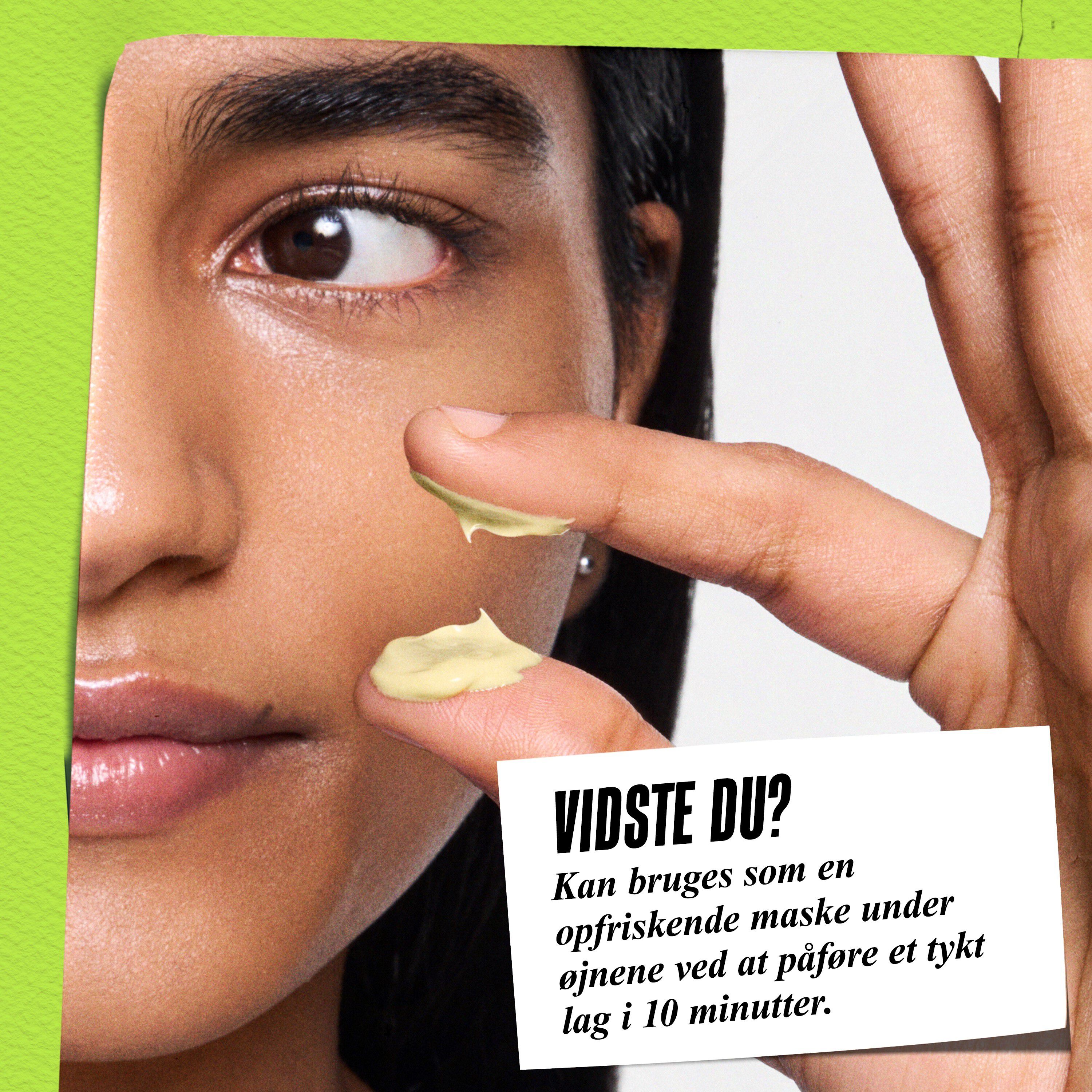 Model holder en krukke med Kiehl's Creamy Eye Treatment with Avocado