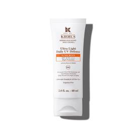 En 30 ml flaske Kiehl’s Ultra-Light Daily UV Defense mod en hvid baggrund.