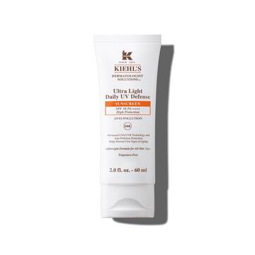 En 30 ml flaske Kiehl’s Ultra-Light Daily UV Defense mod en hvid baggrund.