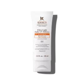 En 30 ml flaske Kiehl’s Ultra-Light Daily UV Defense mod en hvid baggrund.