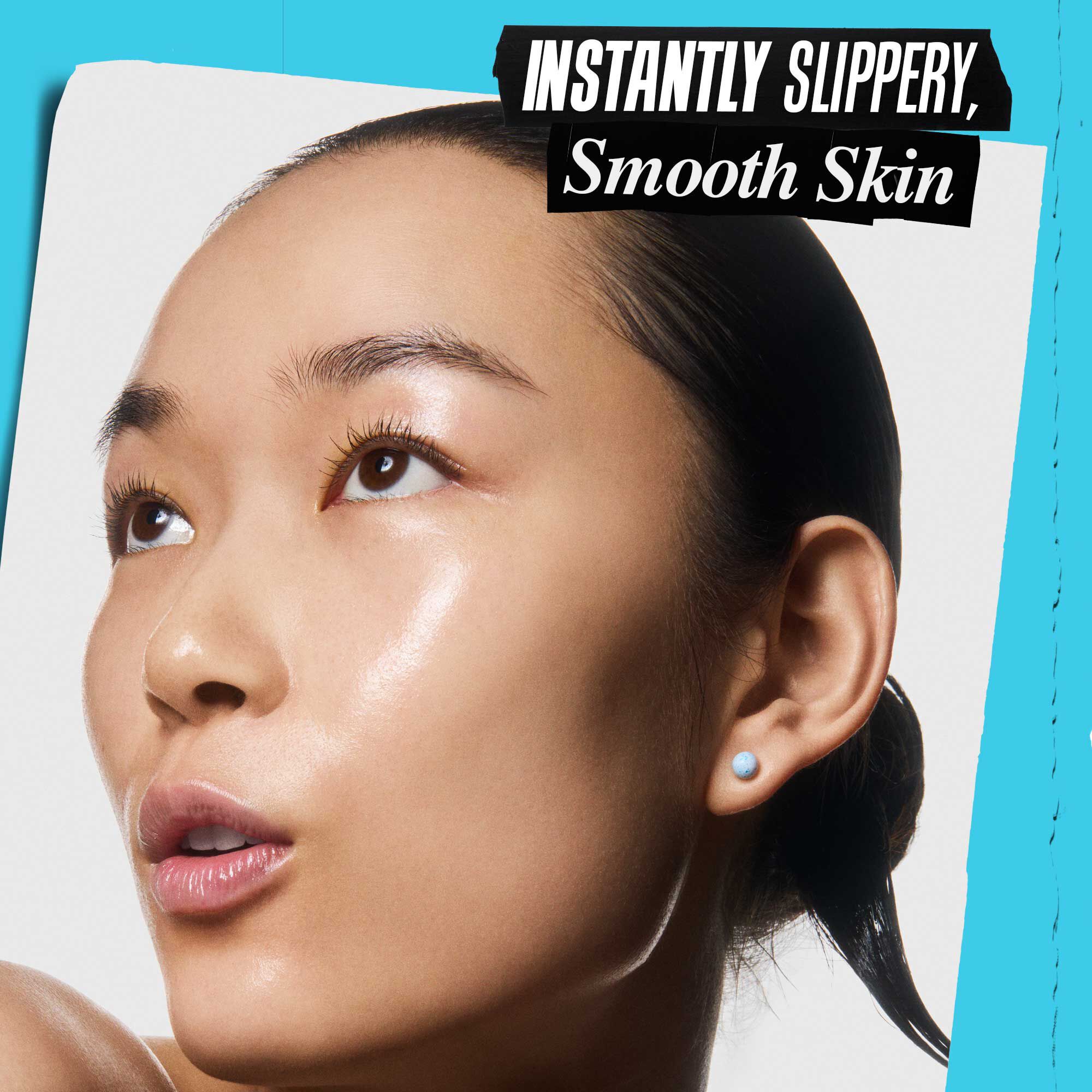 En person, der påfører Kiehl's Clearly Corrective Triple Acid Peel på huden.