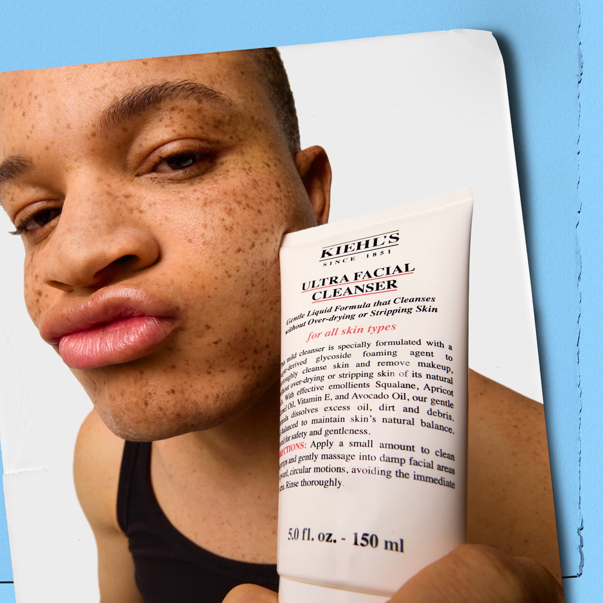 Model holder en tube med Kiehl's Ultra Facial Cleanser
