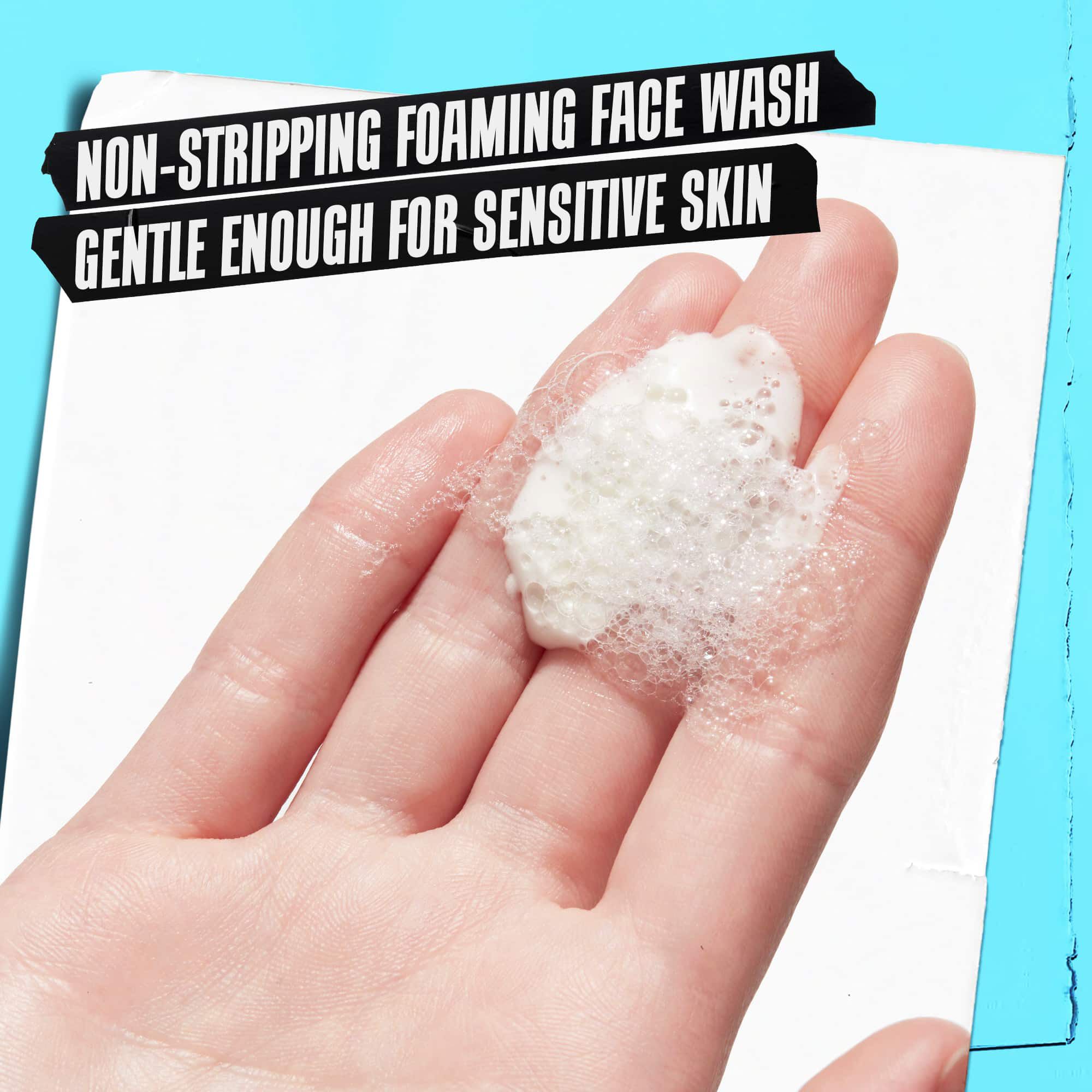 En hånd, der holder Ultra Facial Oil-Free Cleanser-skum maerket "Ikke-udtørrende skummende vask, skånsom nok til følsom hud."