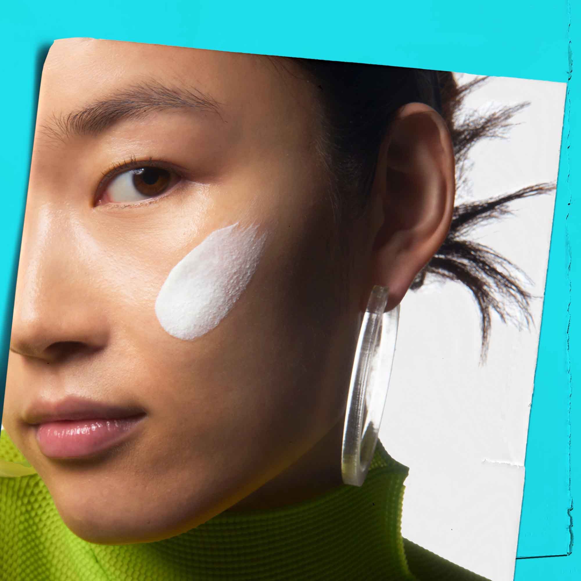 Ultra Light Daily UV Defense Aqua Gel påføres huden.