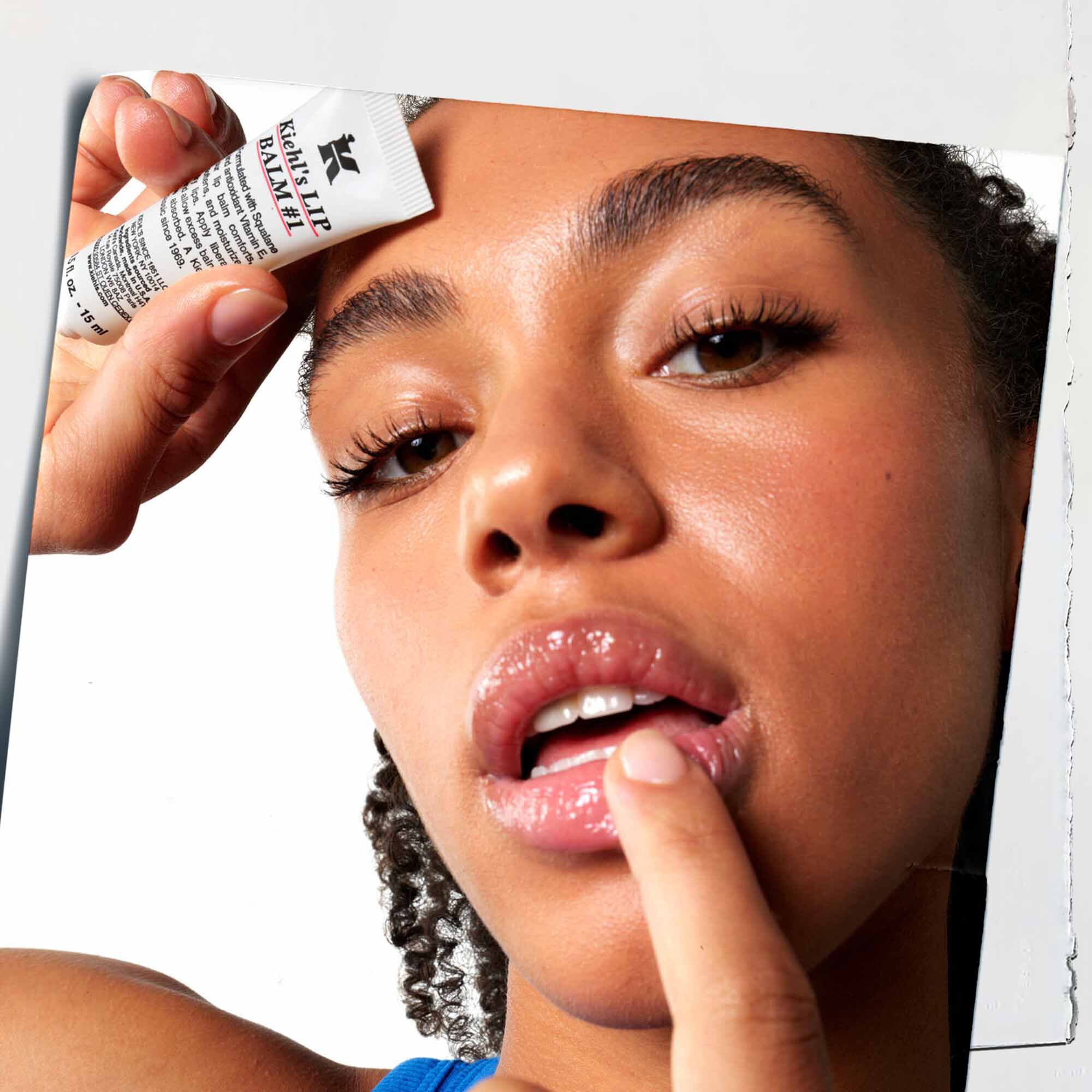 Lip Balm #1 påføres laeberne og viser dets brug på huden.