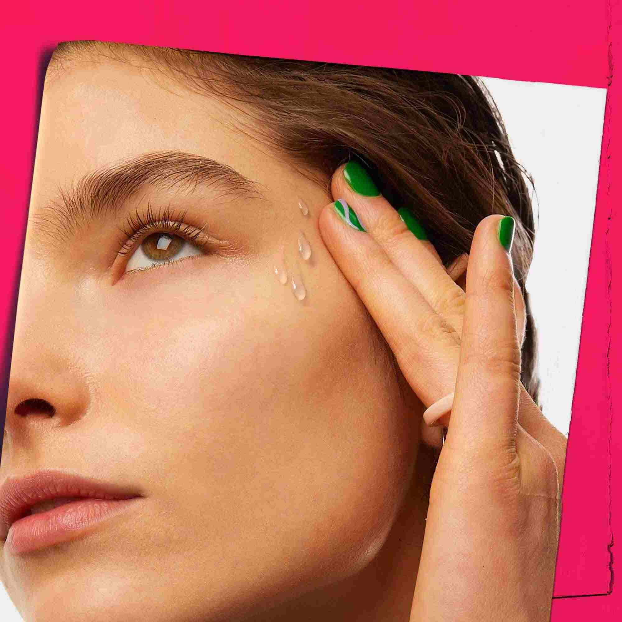 Ultra Pure 9.8% Glycolic Acid Serum påføres huden.