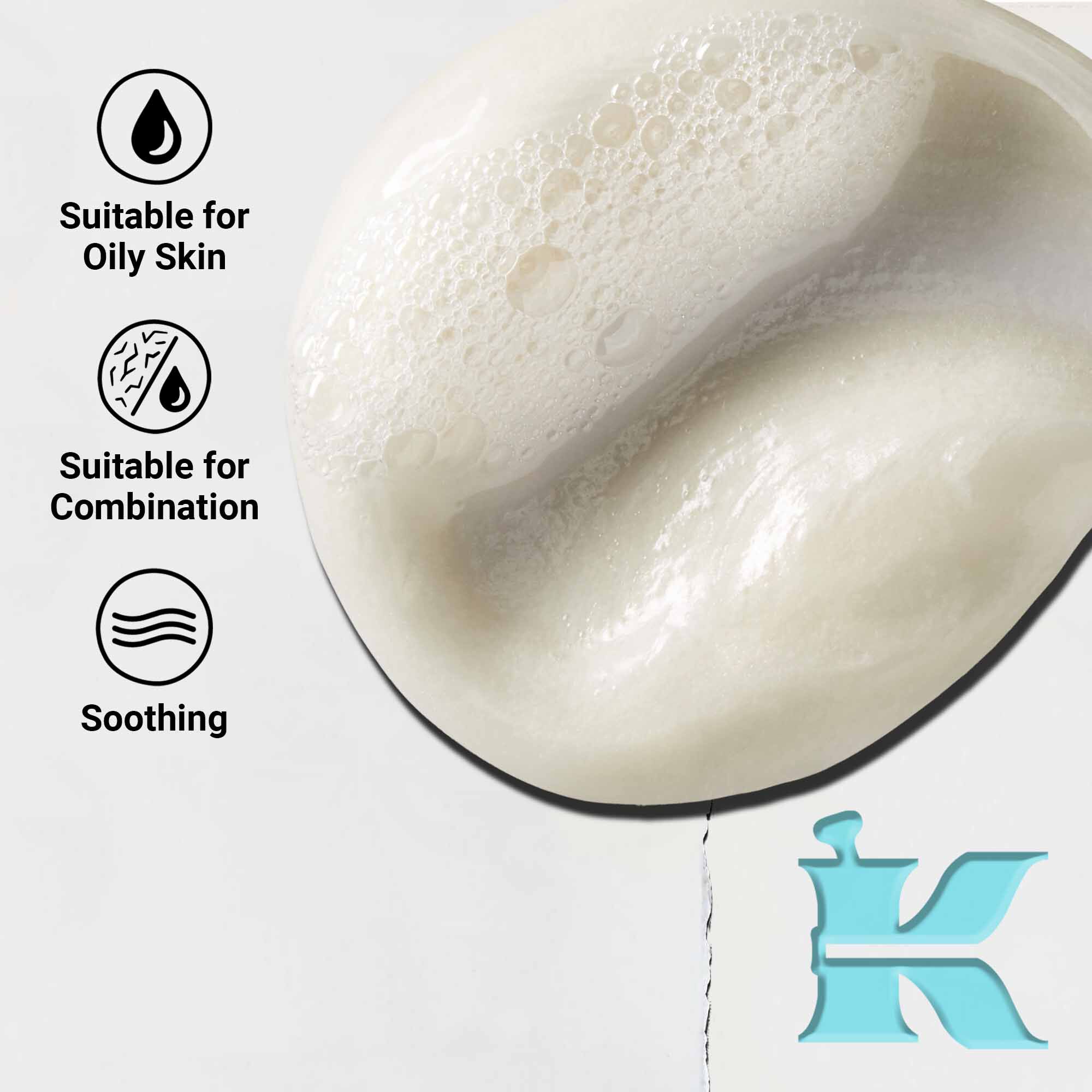 Taetbillede af Ultra Facial Oil-Free Cleanser-konsistens, der viser en let, cremet formel. Tekst fremhaever beroligende fordele og egnethed til fedtet og kombineret hud.