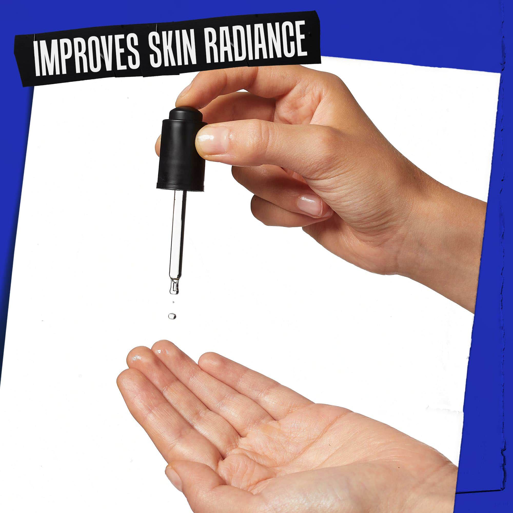 En hånd, hvor Midnight Recovery Concentrate dryppes på, maerket "Forbedrer hudens udstråling".