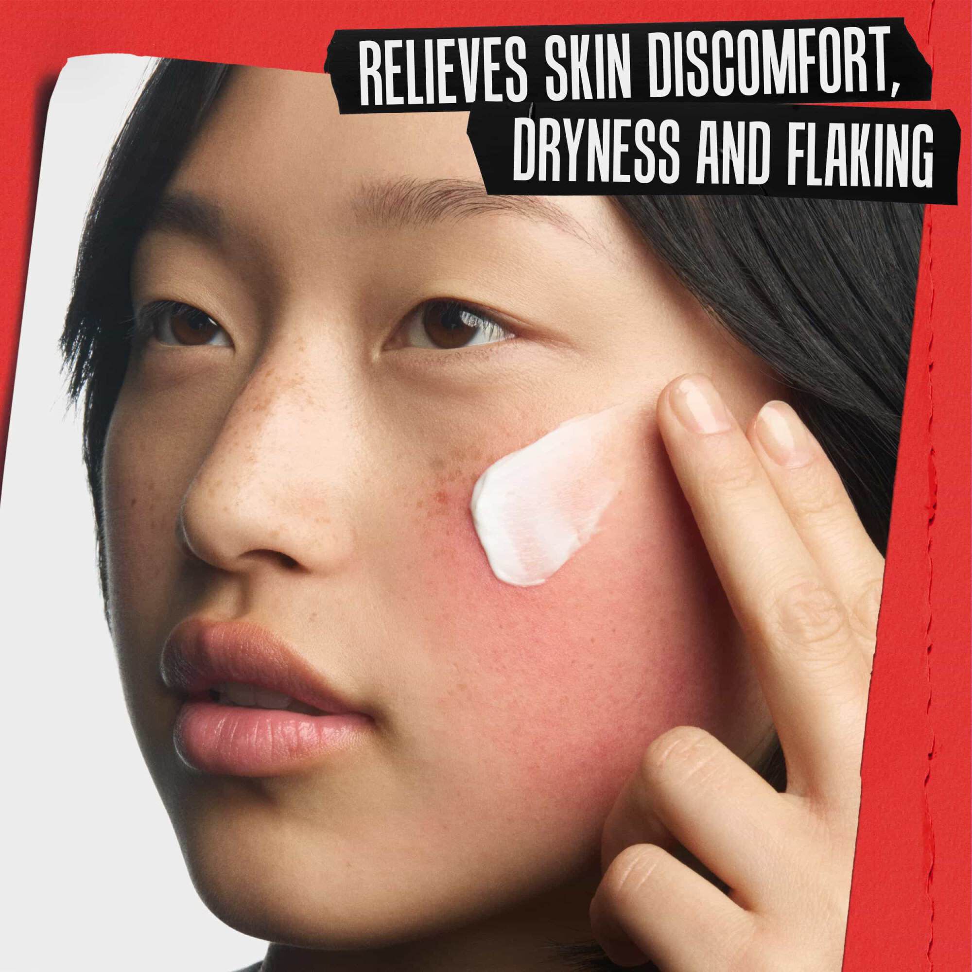 Taetbillede af recovery-creme, der påføres en irriteret kind. Teksten lyder: LINDRER UBEHAG I HUDEN, TØRHED OG AFSSKALNING.