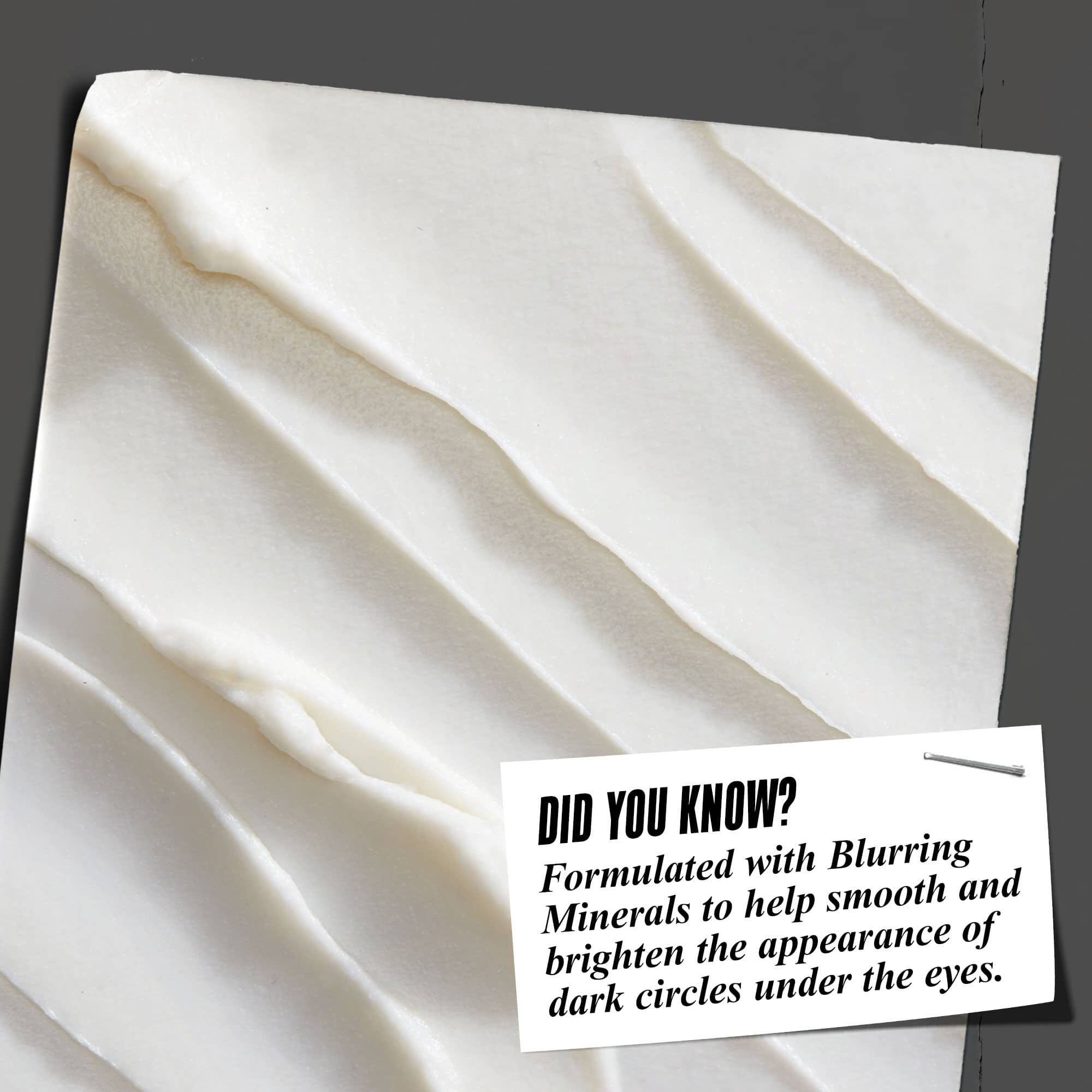 Vidste du det? Formuleret med slørende mineraler for at hjaelpe med at udglatte og lysne udseendet af mørke rande under øjnene.