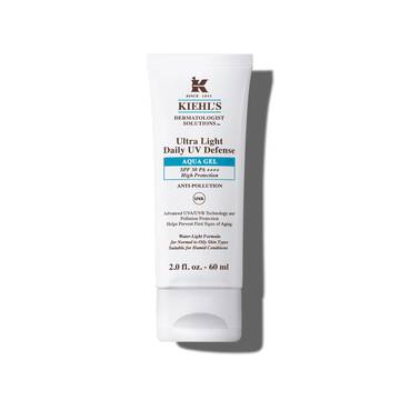 En 30 ml tube Kiehl's Ultra Light Daily UV Defense Aqua Gel mod en hvid baggrund.