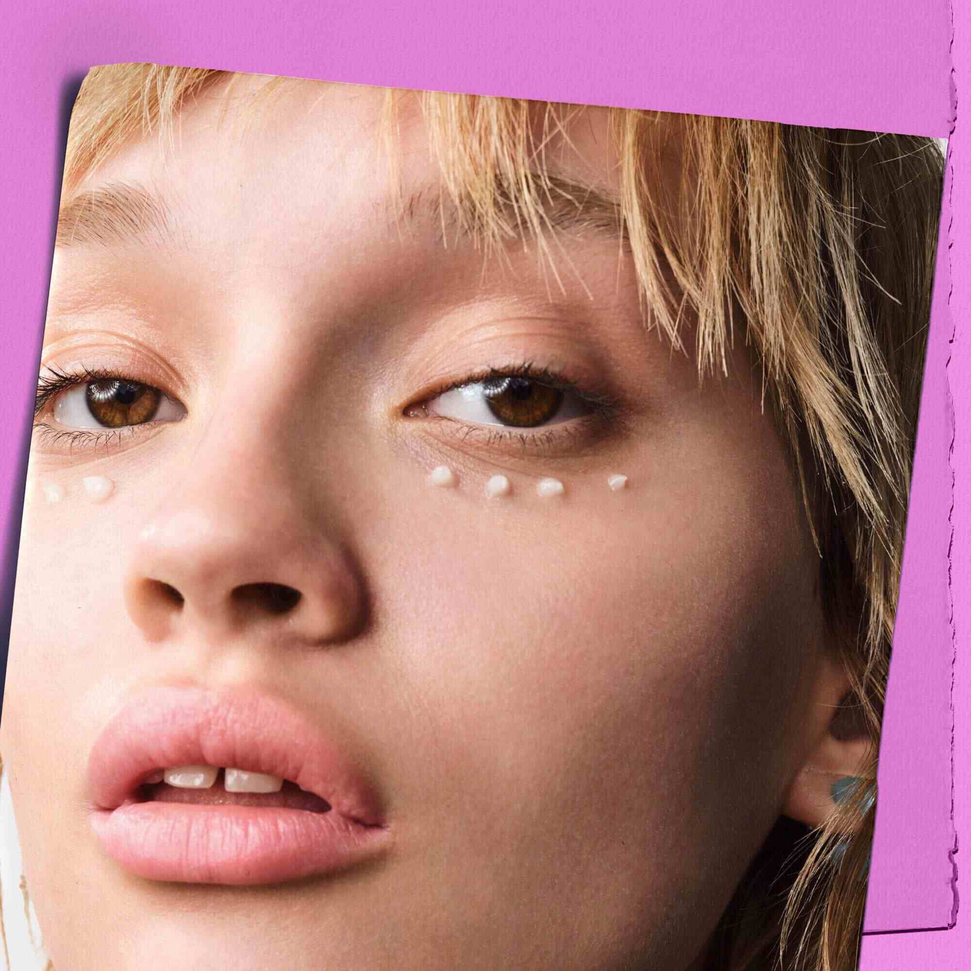 Model med prikker af Kiehl's Super Multi-Corrective Eye Zone Treatment under øjnene
