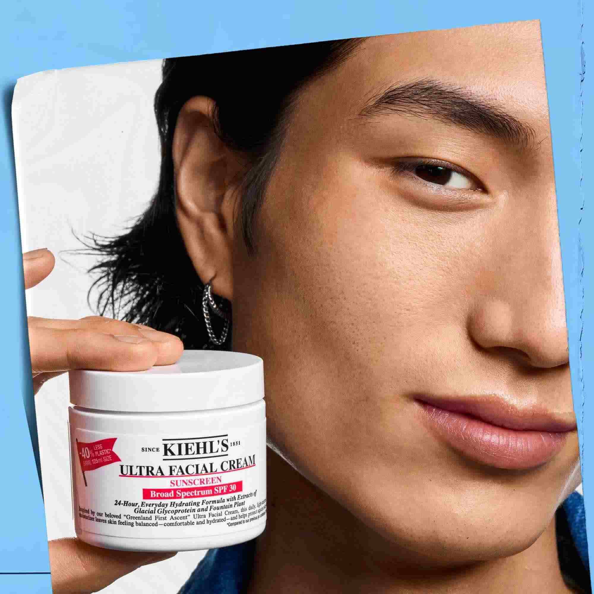 Ultra Facial Cream SPF 30 holdes i hånden, hvilket viser dens baerbarhed og brugervenlighed.