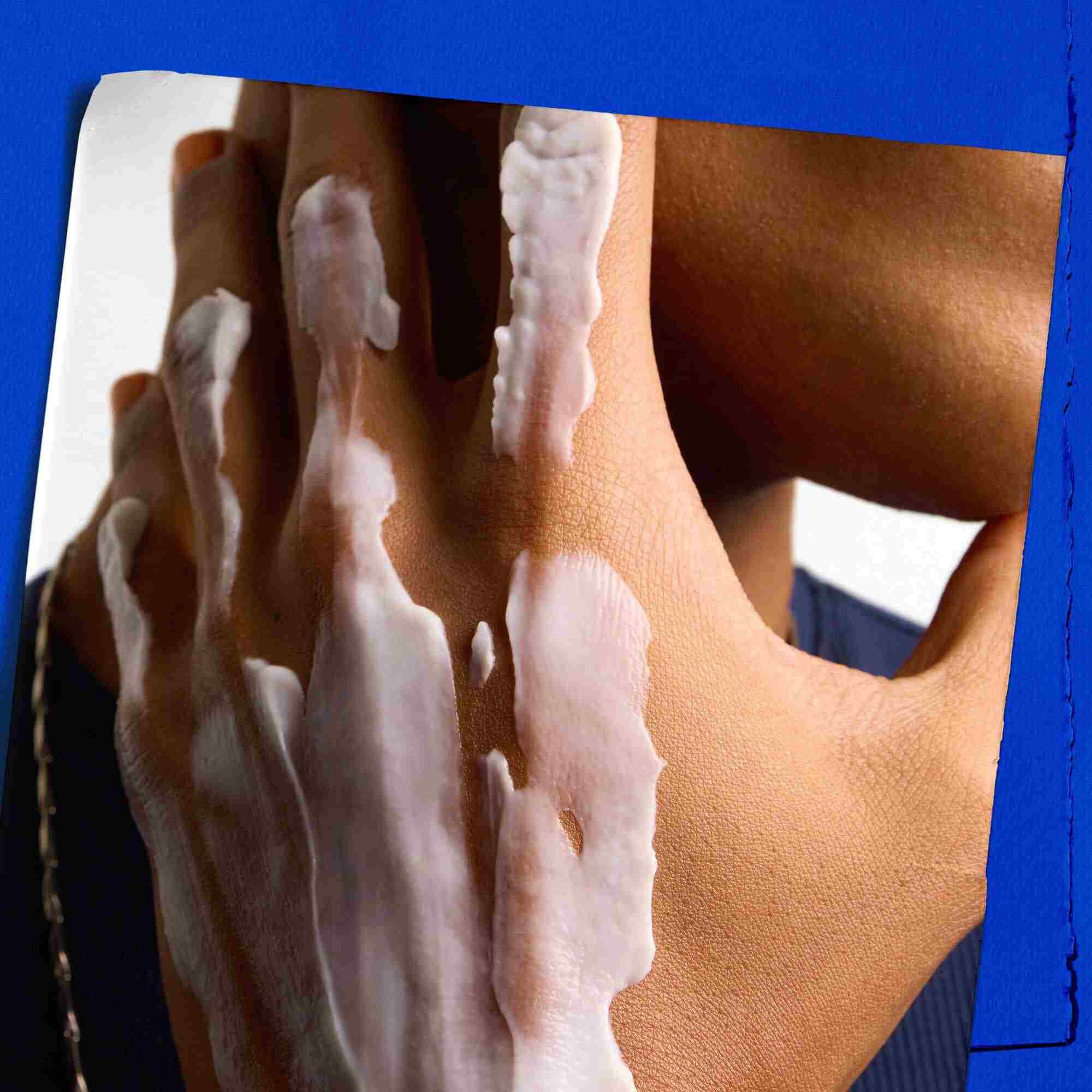 Prøve på konsistensen af Kiehl's Ultimate Strength Hand Salve på en models hånd