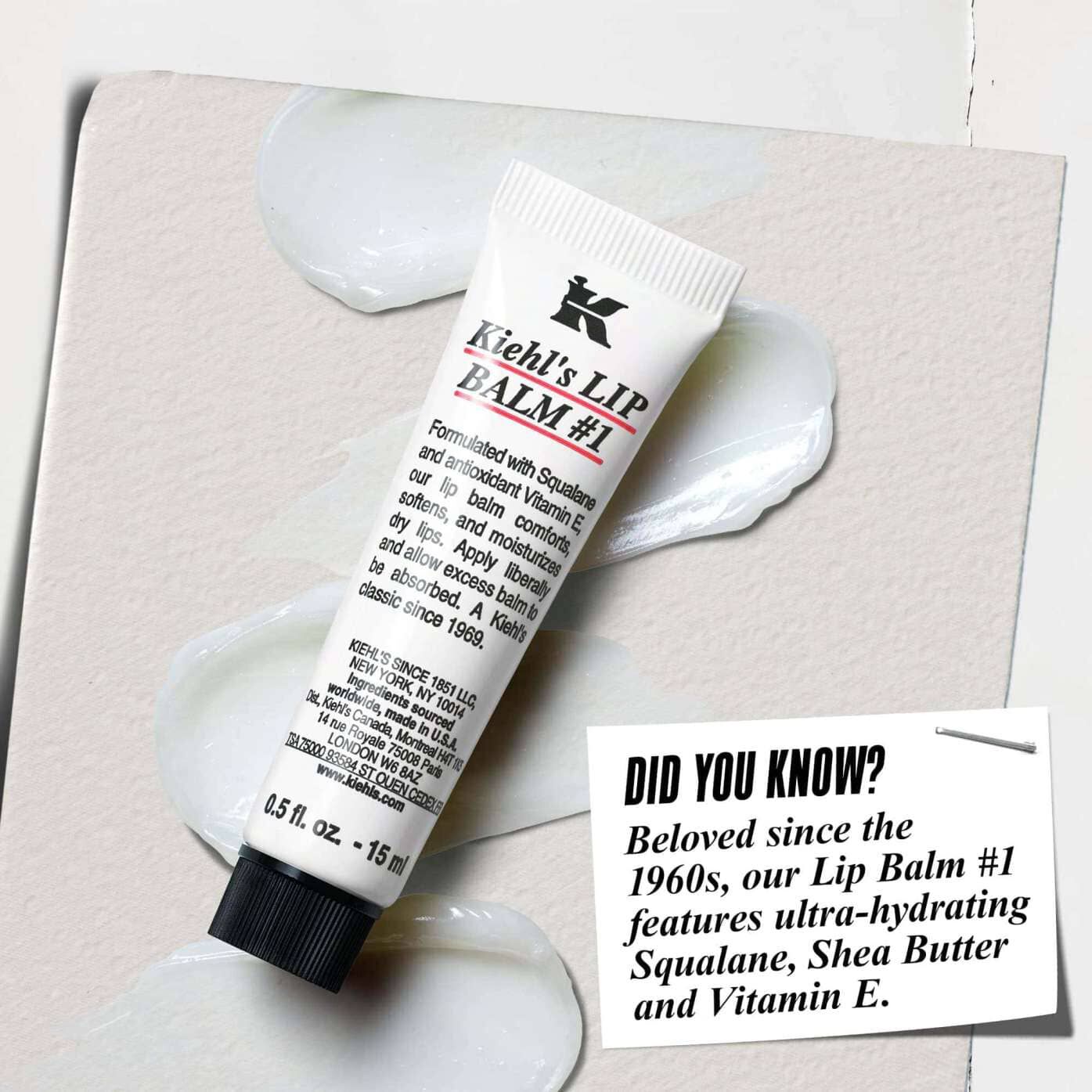 En tube Lip Balm #1 på en hvid overflade med teksten "Vidste du det? Formuleret med Squalane, Sheasmør og E-vitamin for fugtede, glattere laeber."
