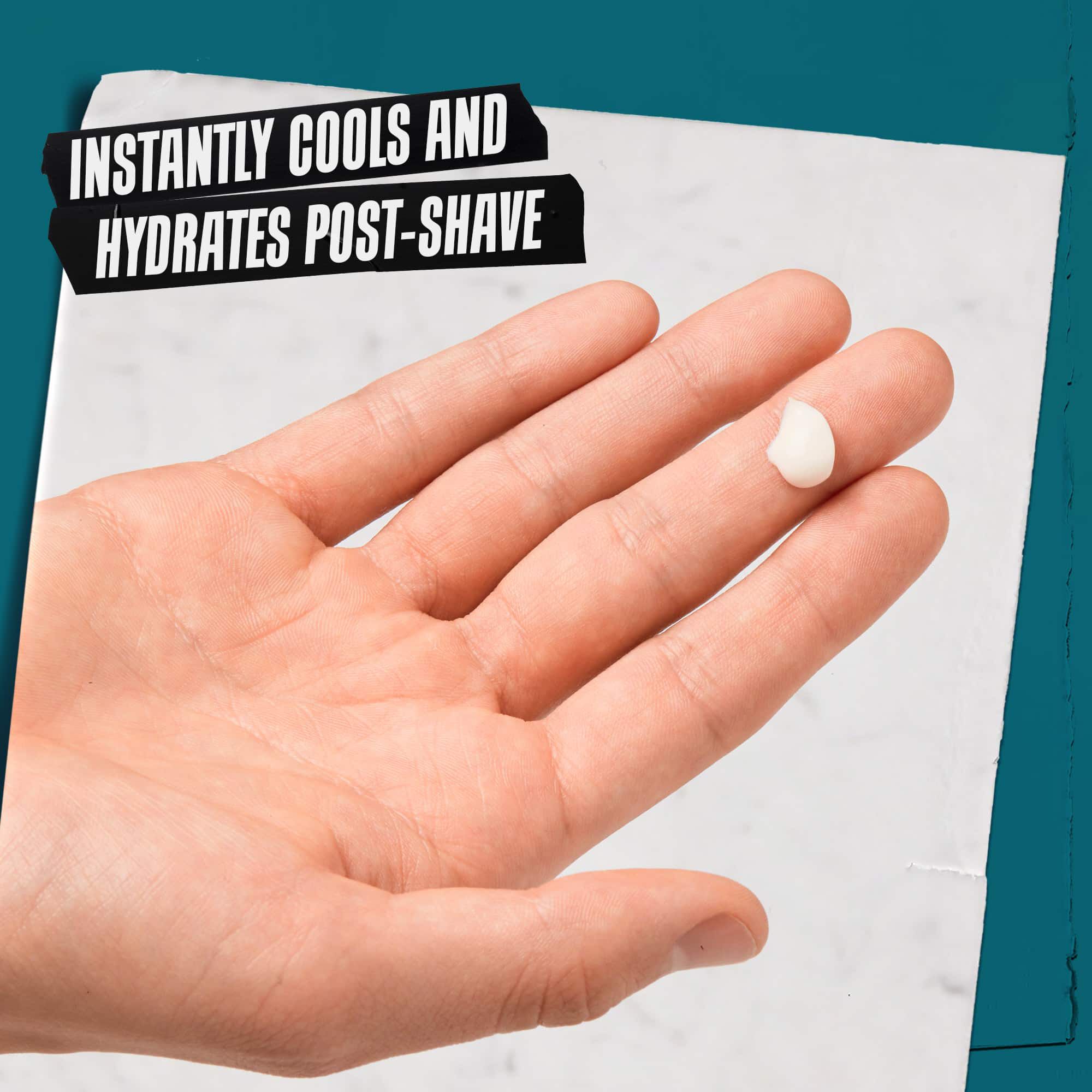 Hånd med en lille maengde Close Shavers Squadron Smooth Glider Precision Shave Lotion. Teksten lyder "Køler og beroliger øjeblikkeligt efter barbering."