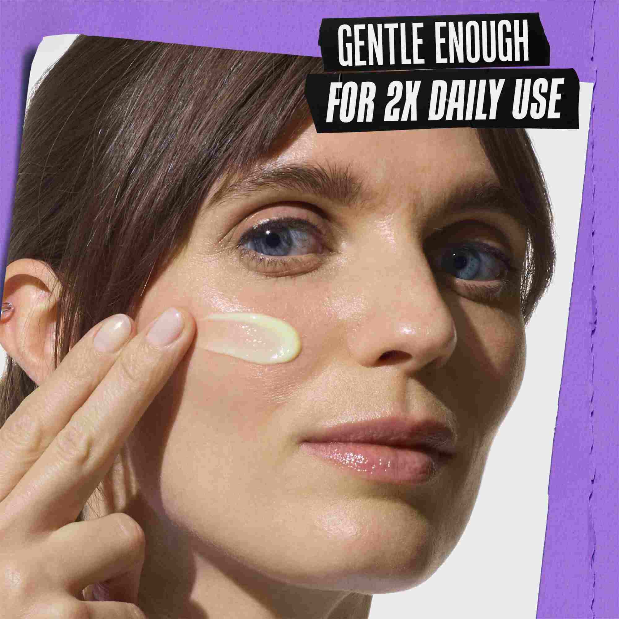 Model med en prøve af Kiehl's Retinol Skin Renewing Daily Microdose i ansigtet