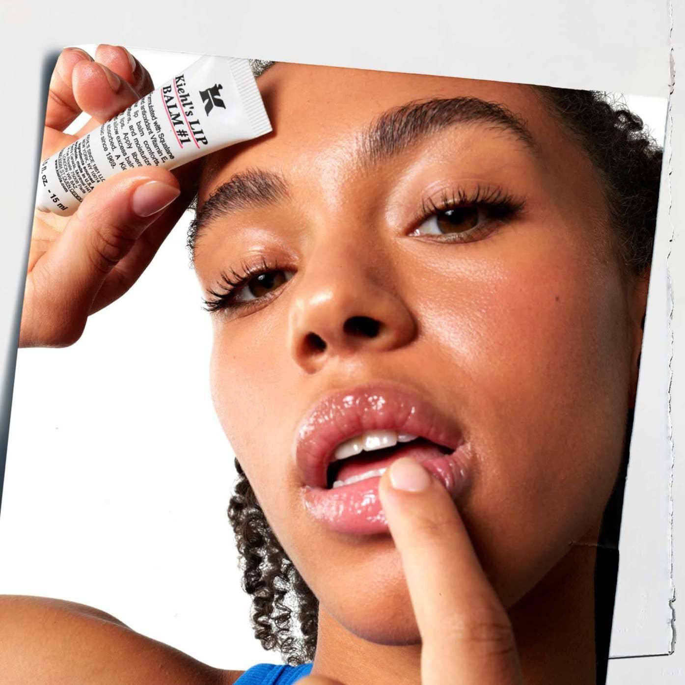 Lip Balm #1 påføres laeberne og viser dets brug på huden.
