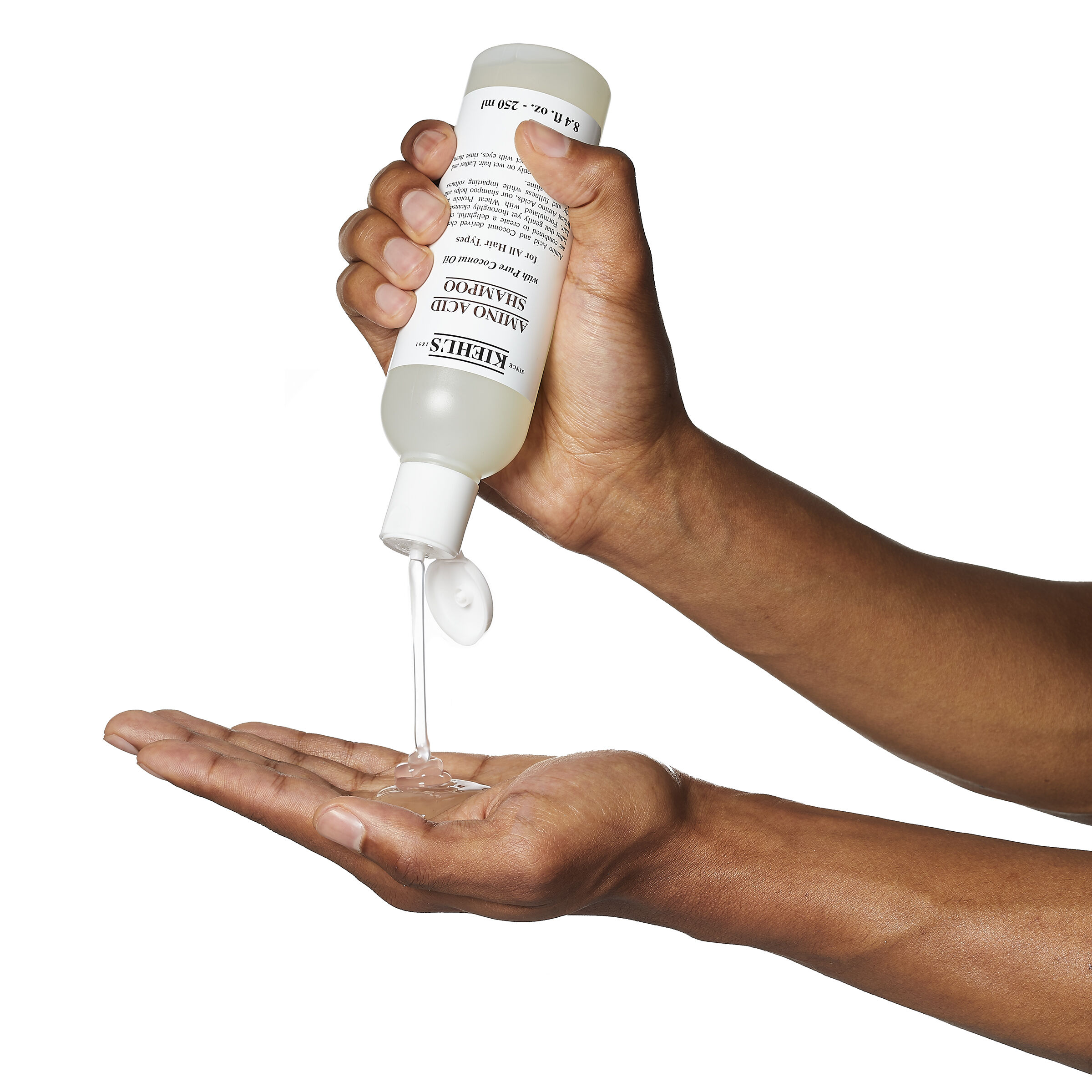 Model med bobler på hovedet fra Kiehl's Amino Acid Shampoo