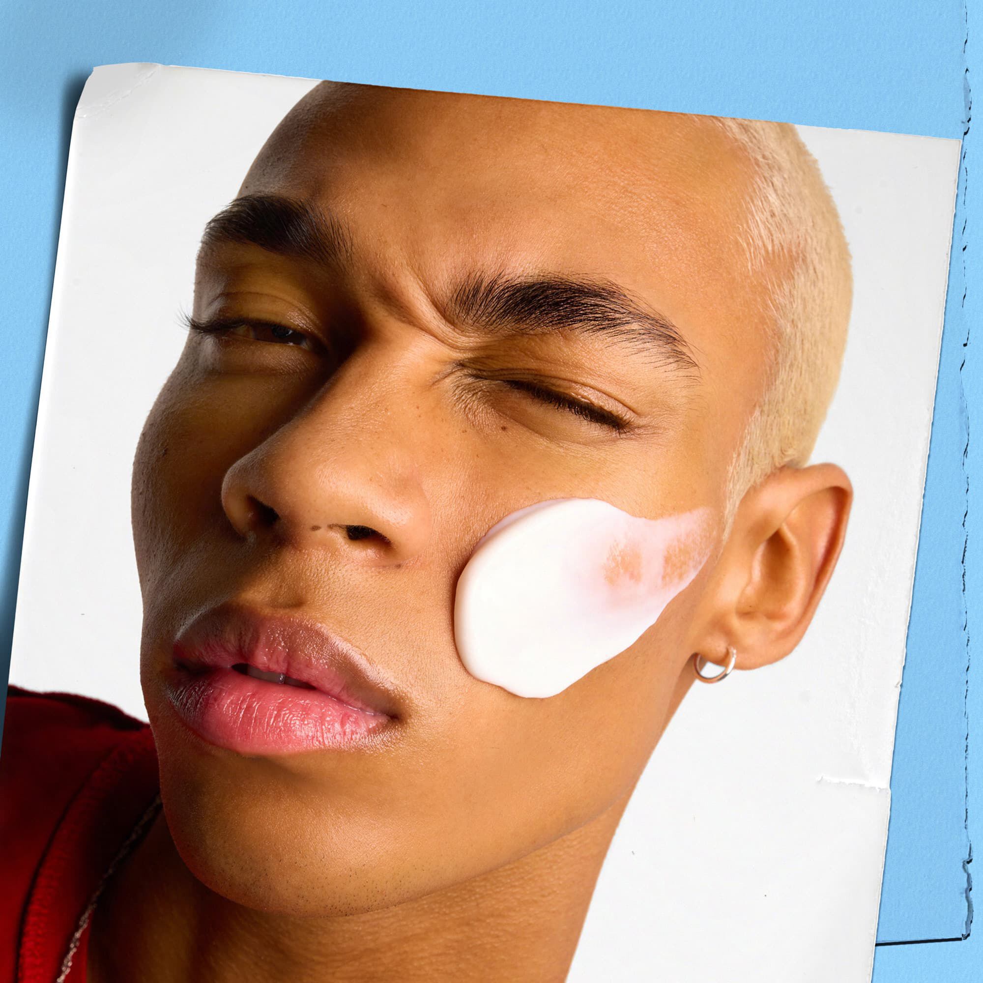 Model påfører Kiehl's Ultra Facial Cream i ansigtet