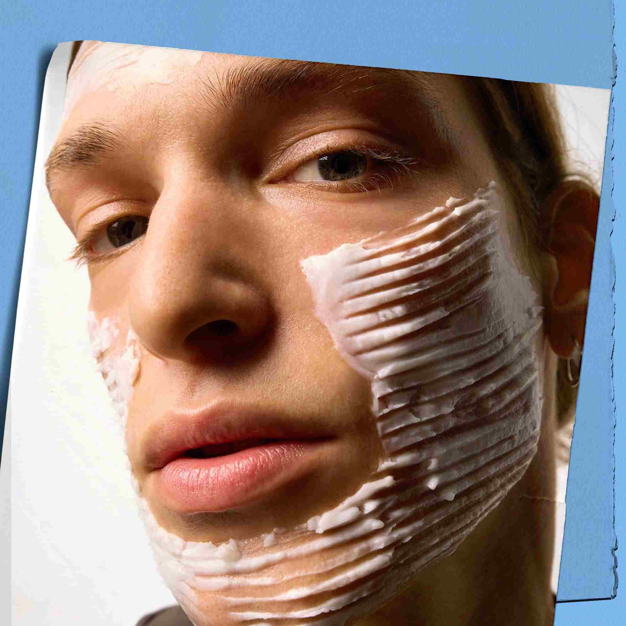 Model med en prøve af Kiehl's Ultra Facial Barrier Cream i ansigtet