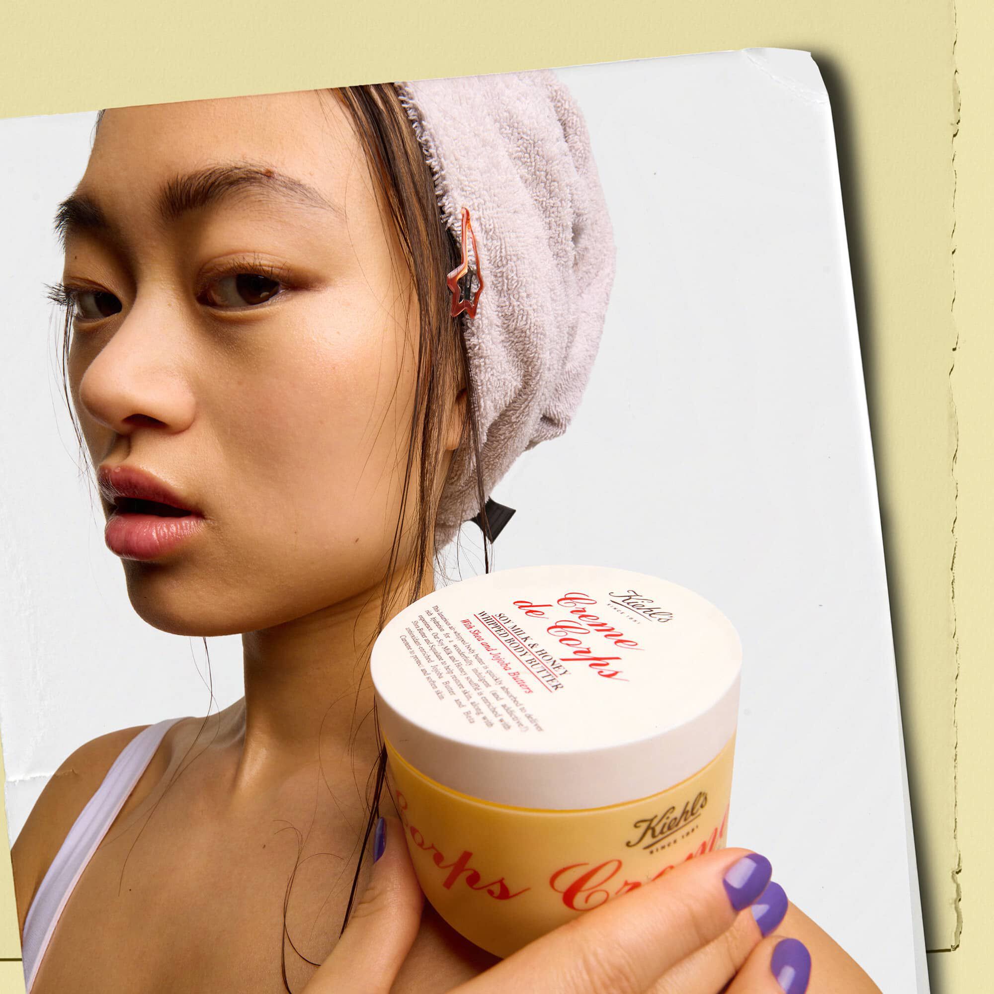 Model holder en krukke med Kiehl's Creme de Corps Whipped Butter bodybutter