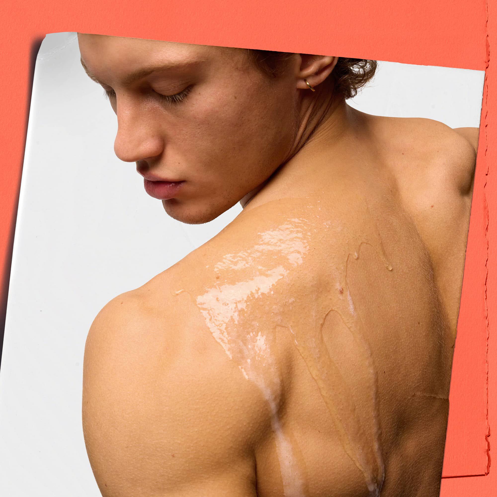 Model с Kiehl's Grapefruit Liquid Body Cleanser på ryggen