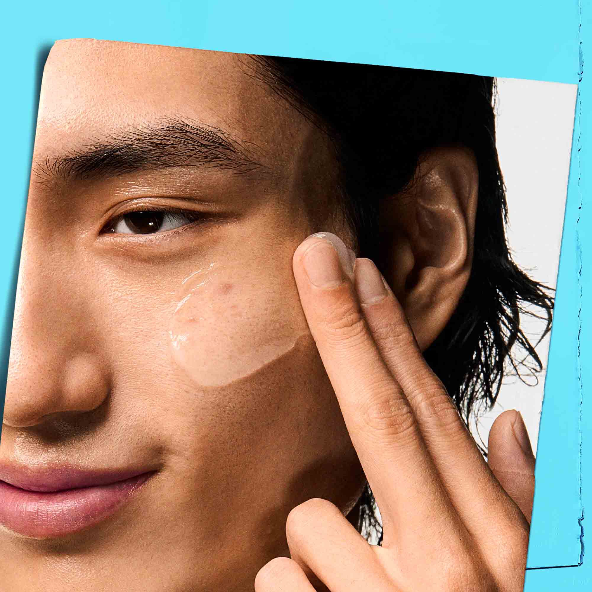 Ultra Facial Oil-Free Gel Cream påført på en models ansigt.