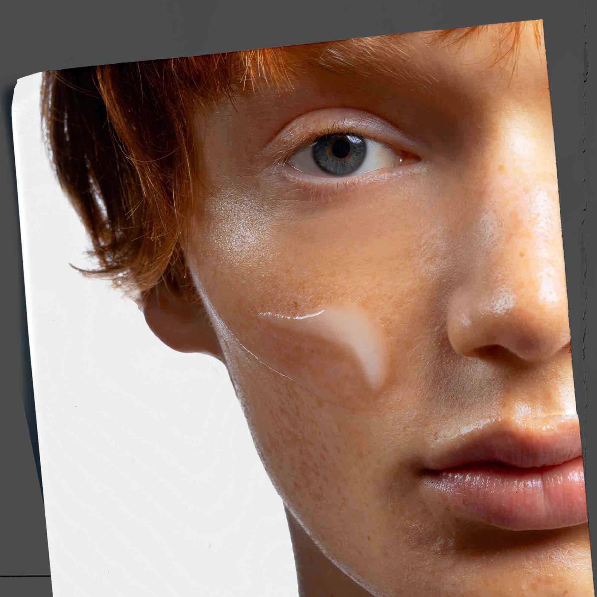 Age Defender Power Serum påført i ansigtet, der viser livsstilsbrug.