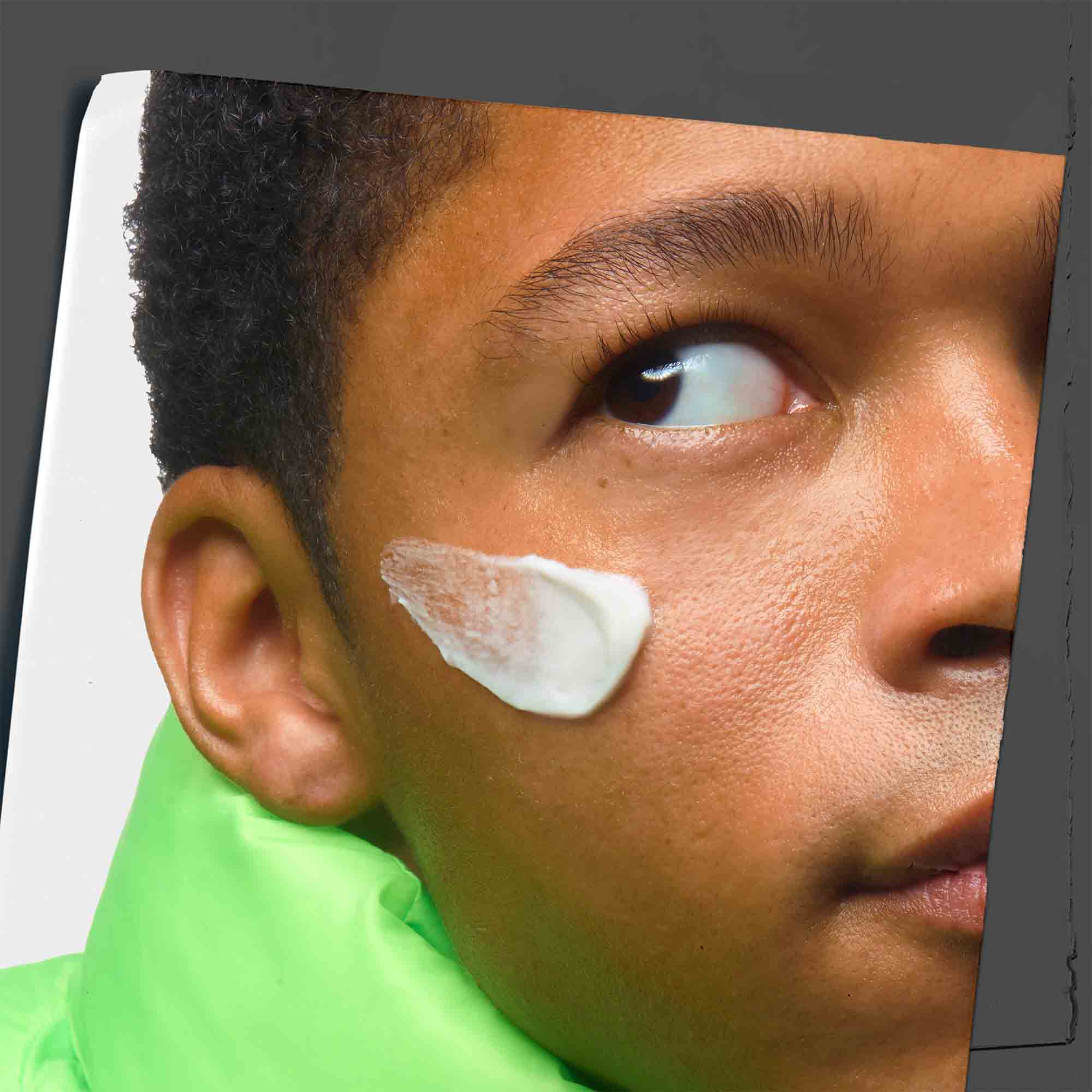 Age Defender Cream Moisturizer strøget på en models ansigt.