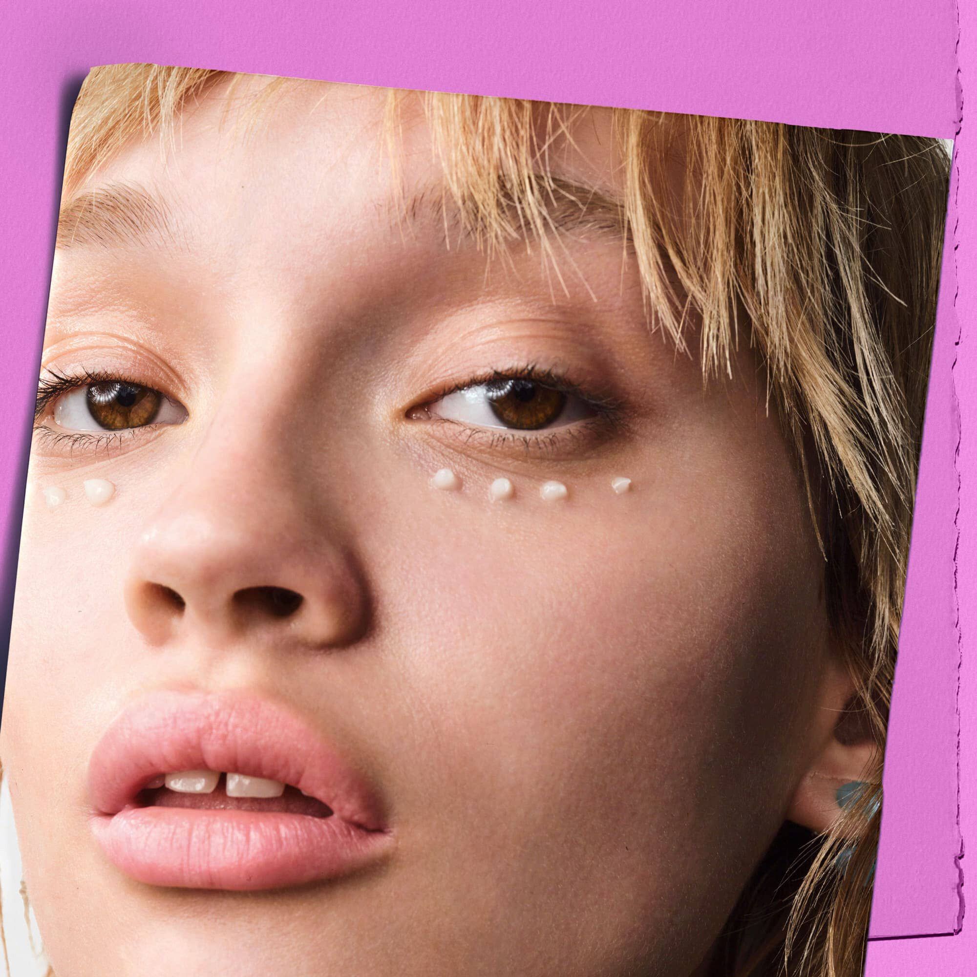 Model med prikker af Kiehl's Super Multi-Corrective Eye Zone Treatment under øjnene