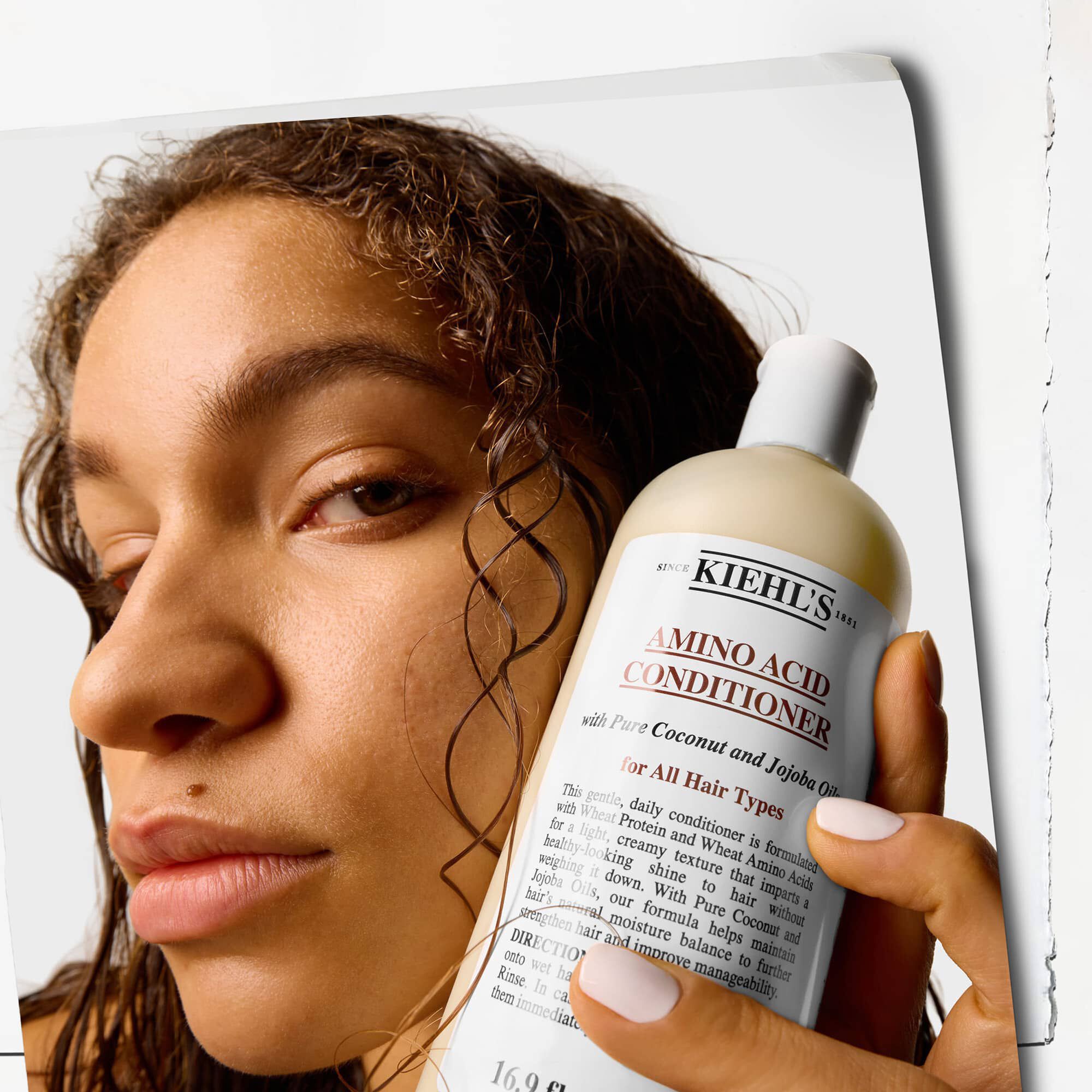Model med Kiehl's aminosyrebalsam