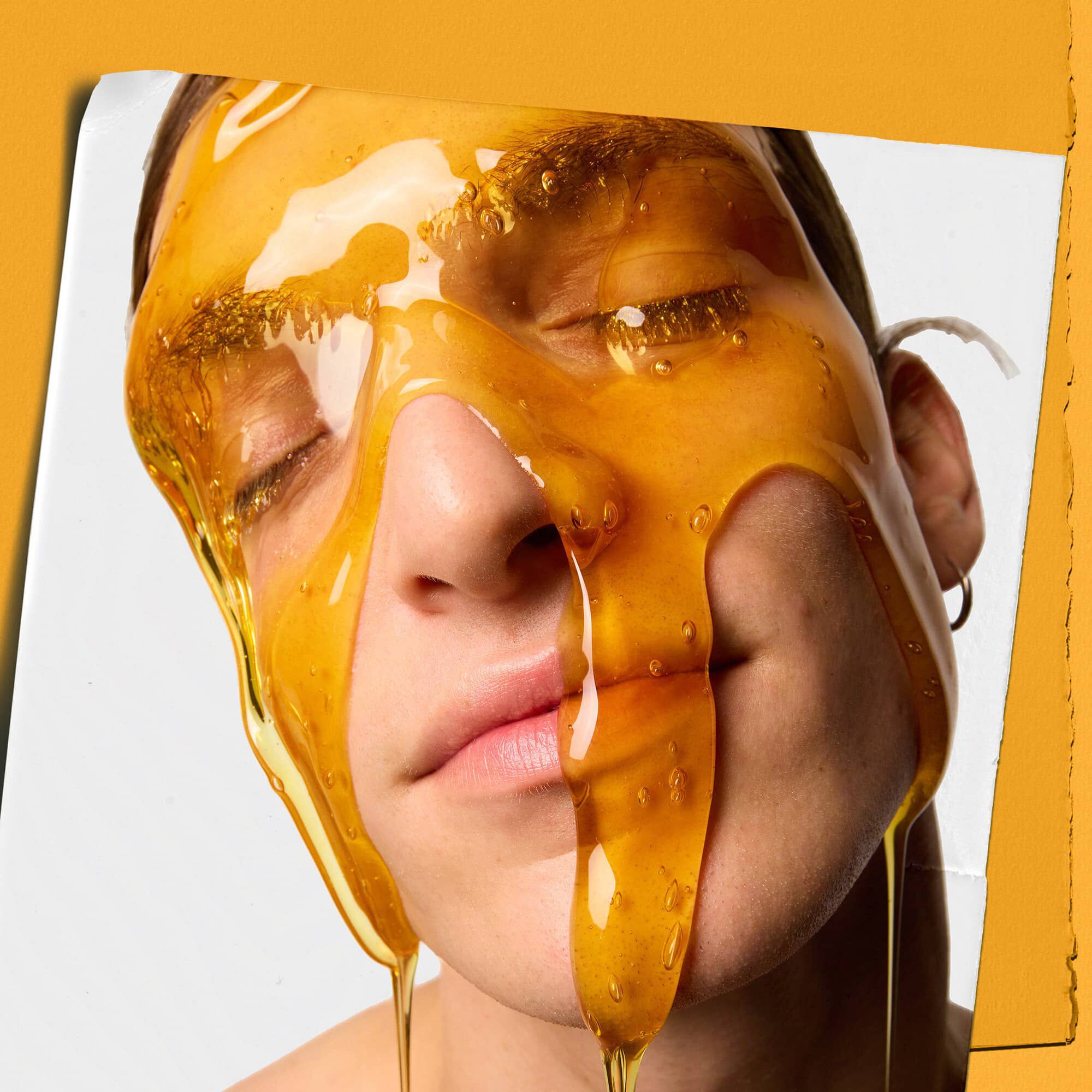 Model med Kiehl's Calendula Deep Cleaning Foaming Face Wash, der løber ned ad ansigtet