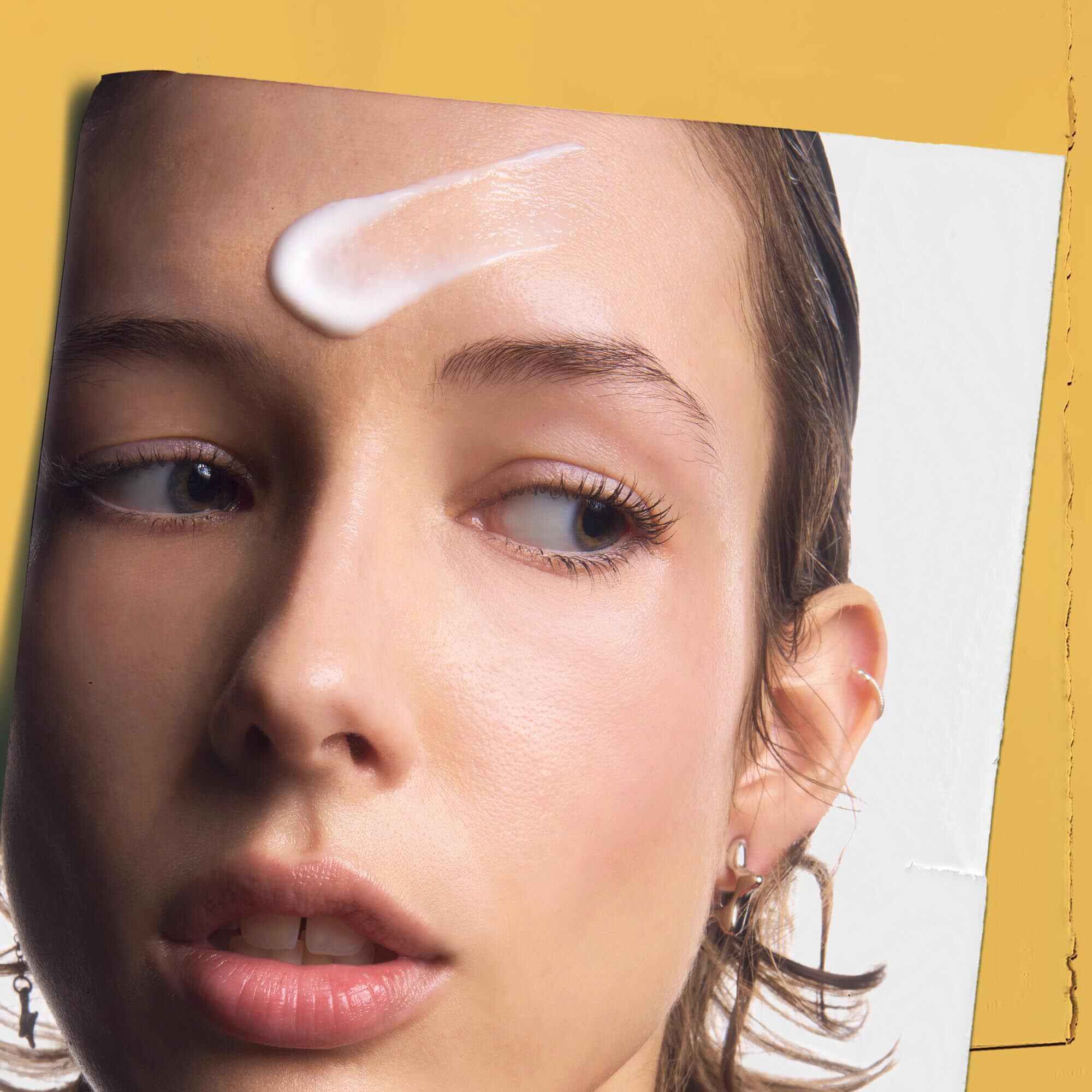 Powerful-Strength Line-Reducing Concentrate påført på en persons pande, der viser brugen.