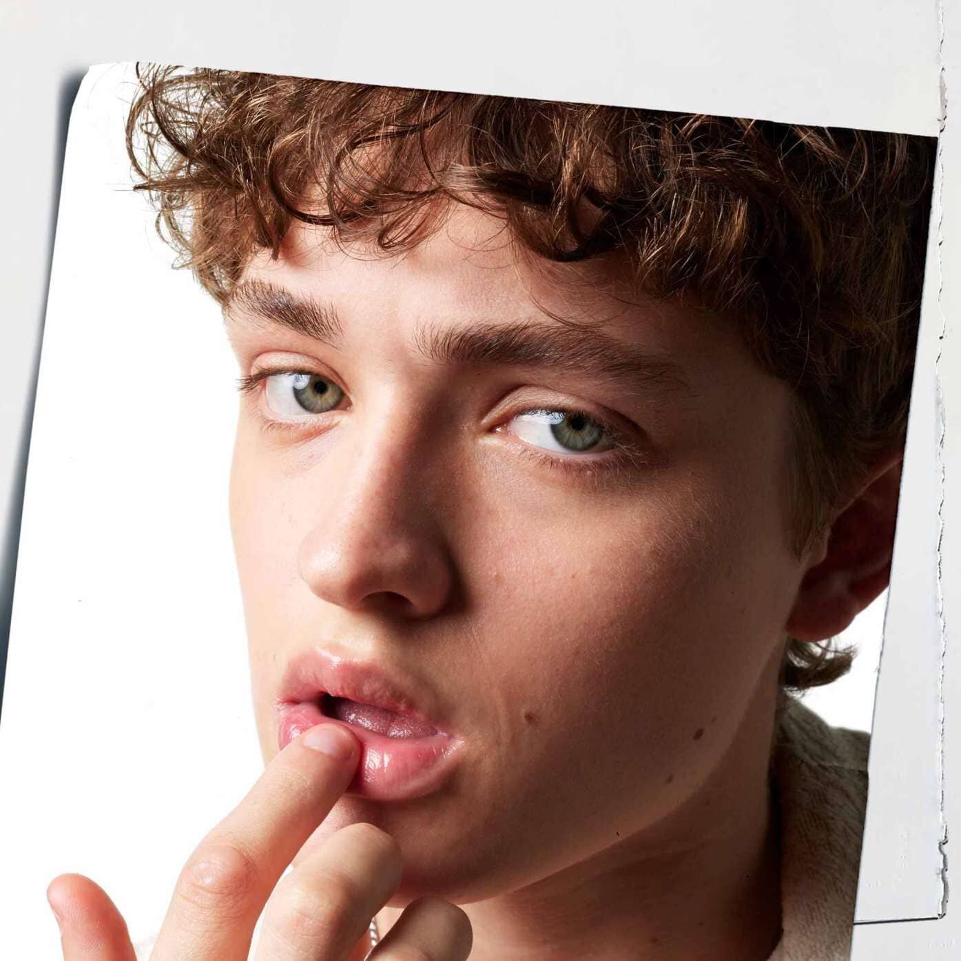 Lip Balm #1 påføres laeberne og demonstrerer dets fugtgivende effekt på huden.